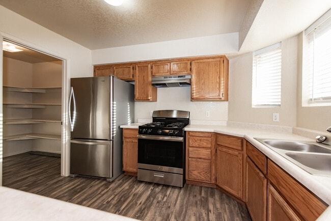 Building Photo - 2866 S 30th Dr