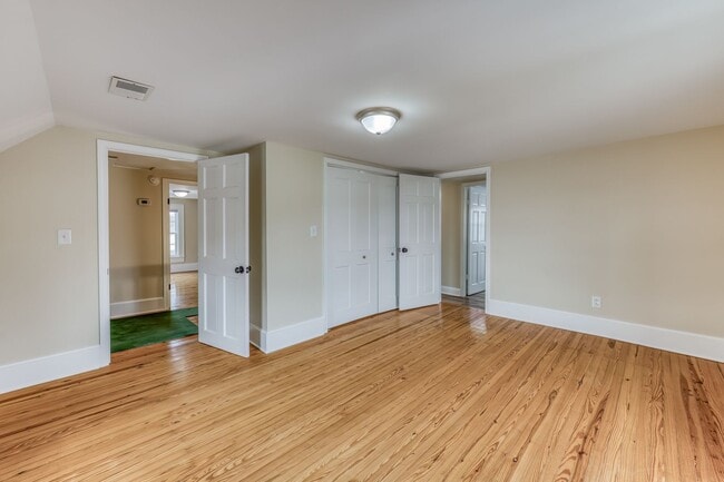 Building Photo - 5 Bedroom / 3.5 Bath Home Blountville, TN