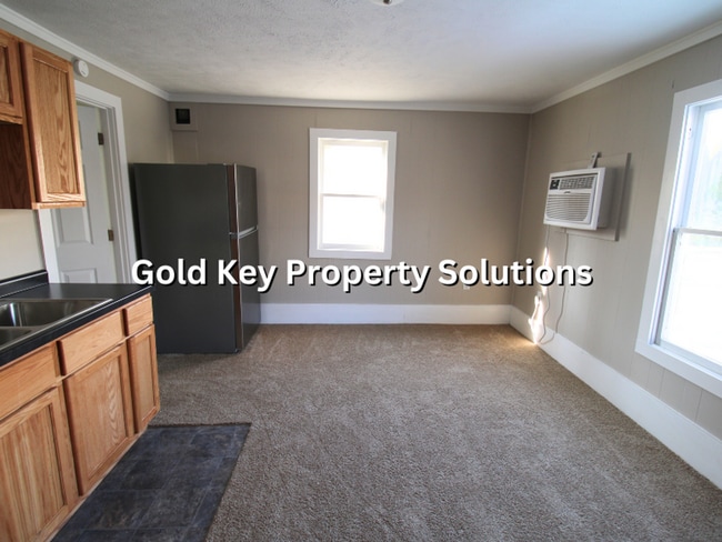 Building Photo - 919 E 6th St