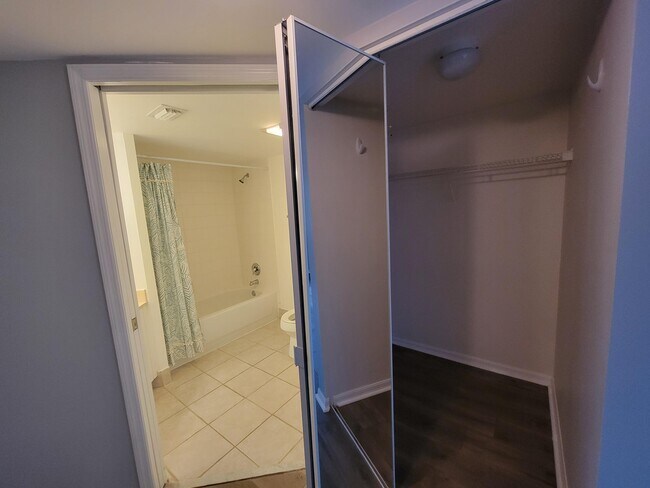 Building Photo - 1400 Crestwood Ct S