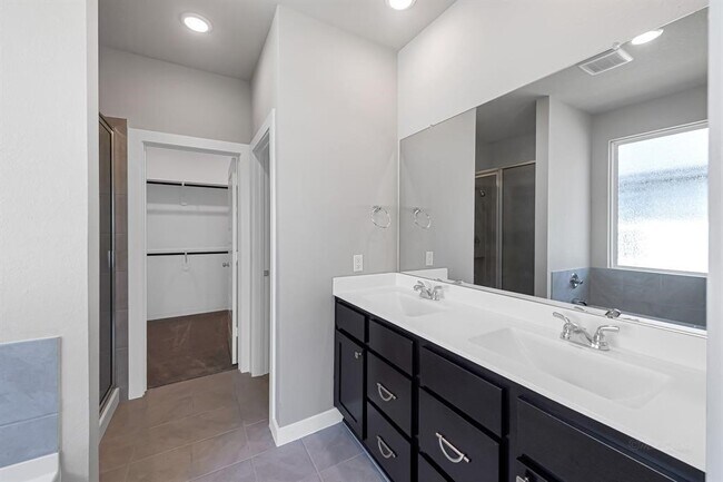 Building Photo - 7138 Clearwater Cv Dr