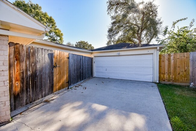 Building Photo - 2835 Pepperwood Dr