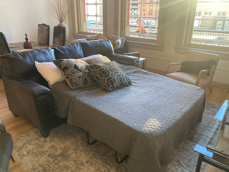 Building Photo - 1555 California St