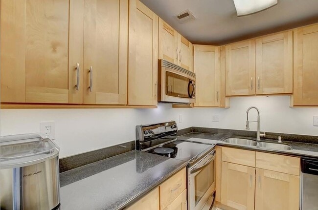 Building Photo - 3040 NE 16th Ave