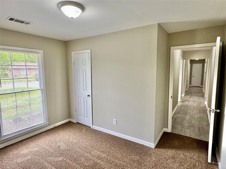 Building Photo - 502 Adler Dr