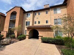 Building Photo - Awesome Condo - Complex W/ Pool, Gym & BBQ...