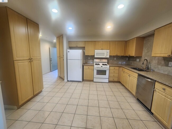 Building Photo - 252 Lansing Way