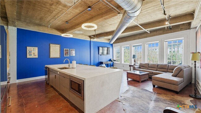 Building Photo - 222 Losoya St