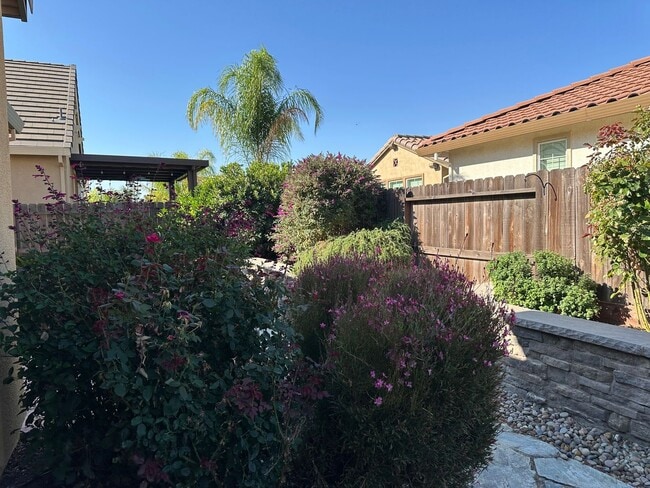 Building Photo - Impressive All Single Story 3 Bedroom, 2.5...