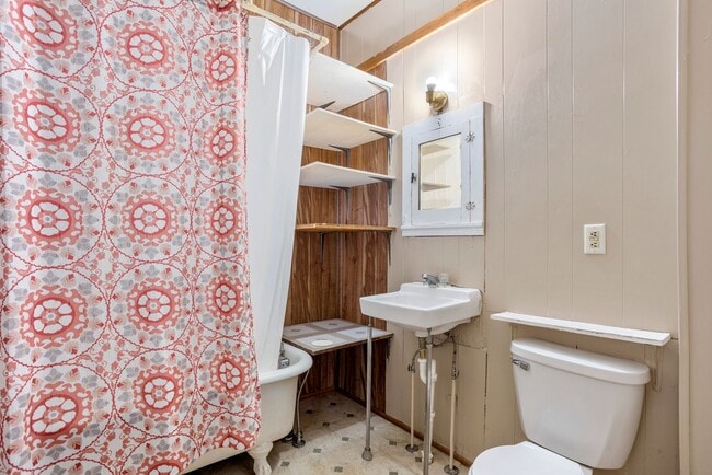 Building Photo - 117 W. Division Street