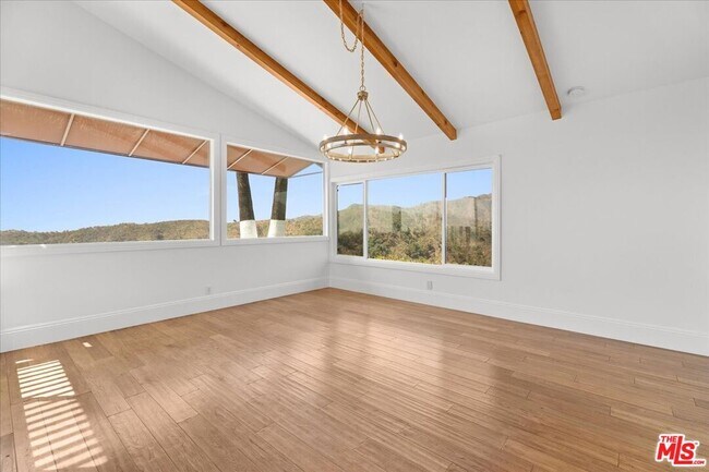 Building Photo - 2255 Westridge Rd
