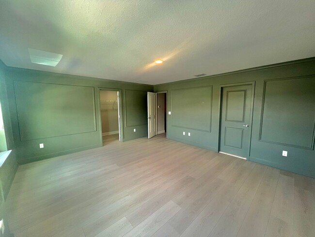 Building Photo - Beautiful 3 Bed, 2.5 Bath Townhome in Mode...