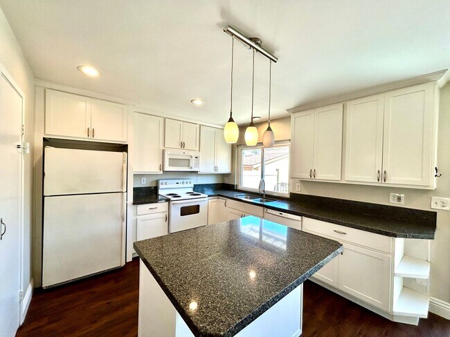 Building Photo - Completely Remodeled 3 Bedroom in La Mesa!! Water/Trash Included