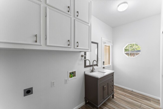 Building Photo - 2333 Stableridge Dr