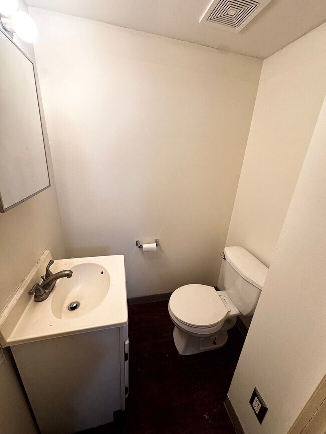 Building Photo - Welcome Home to 1101 Fredonia!