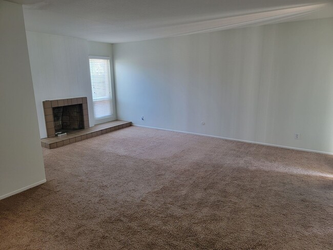 Building Photo - 4 Bedroom Home