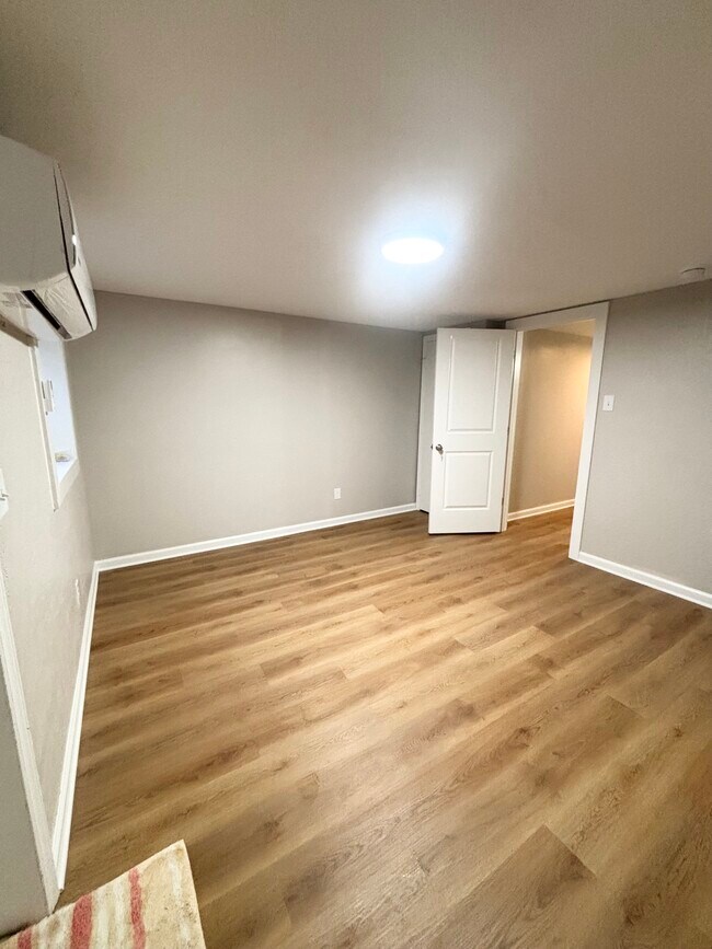 Building Photo - 626 Middle St