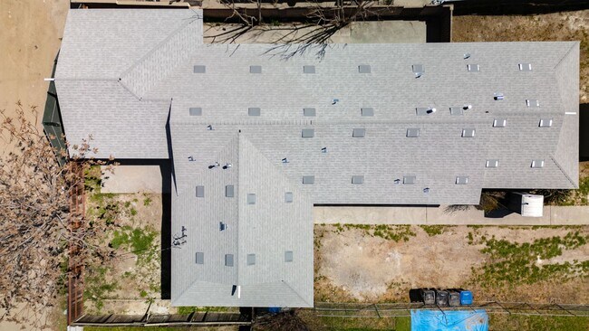 Building Photo - HALF OFF 1ST MONTH RENT- 2 Bedroom/ 2 bath...