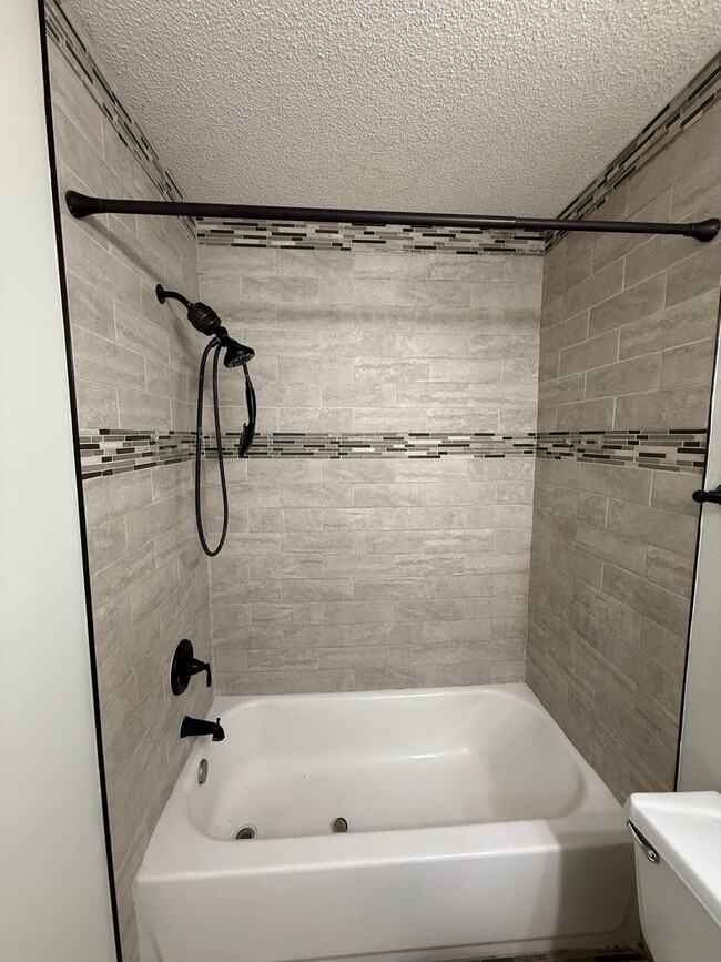 Building Photo - Updated 2 Bed, 2.5 Bath Apple Valley Townhome