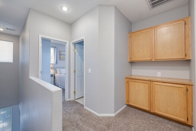Building Photo - FULLY FURNISHED 2 BEDROOM CONDO IN THE NW WITH ATTACHED 2 CAR GARAGE