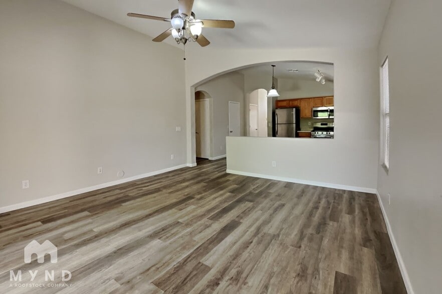 Building Photo - 714 E Lovegrass Dr