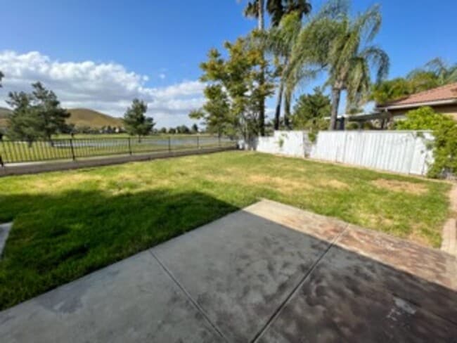Building Photo - Stunning 2 bedroom Single-Story Home on Me...
