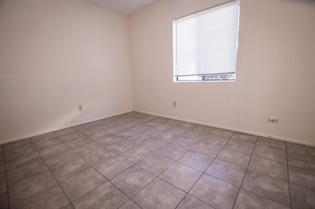Building Photo - Welcome to this delightful 3-bedroom, 2-ba...