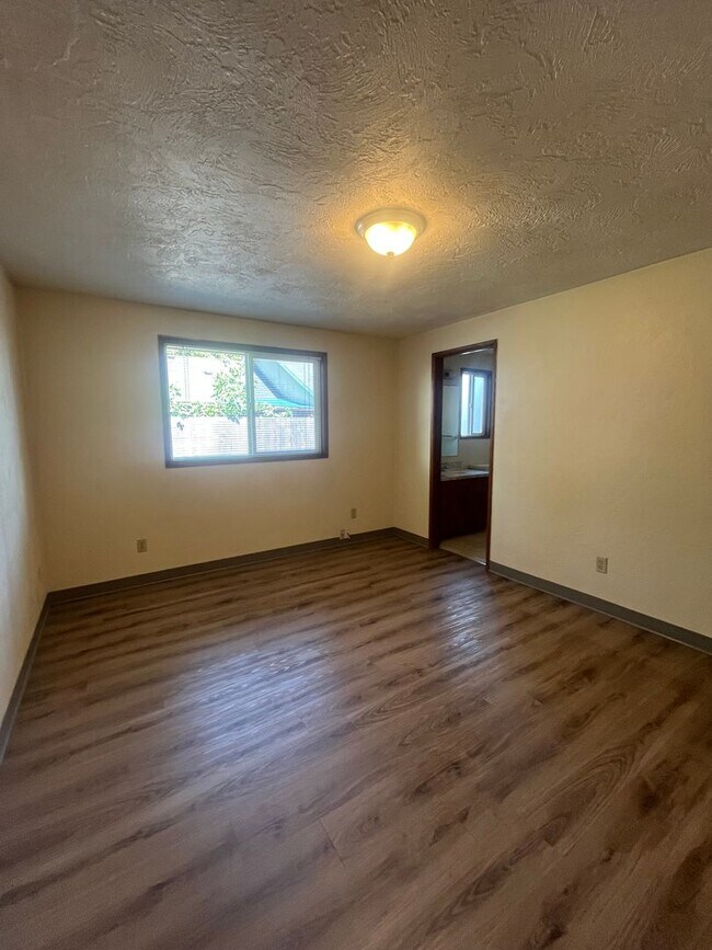 Building Photo - 3-Bedroom 2-Bathroom Single family home in...
