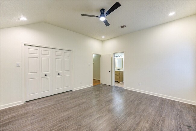 Building Photo - 16830 Scenic Gardens Dr