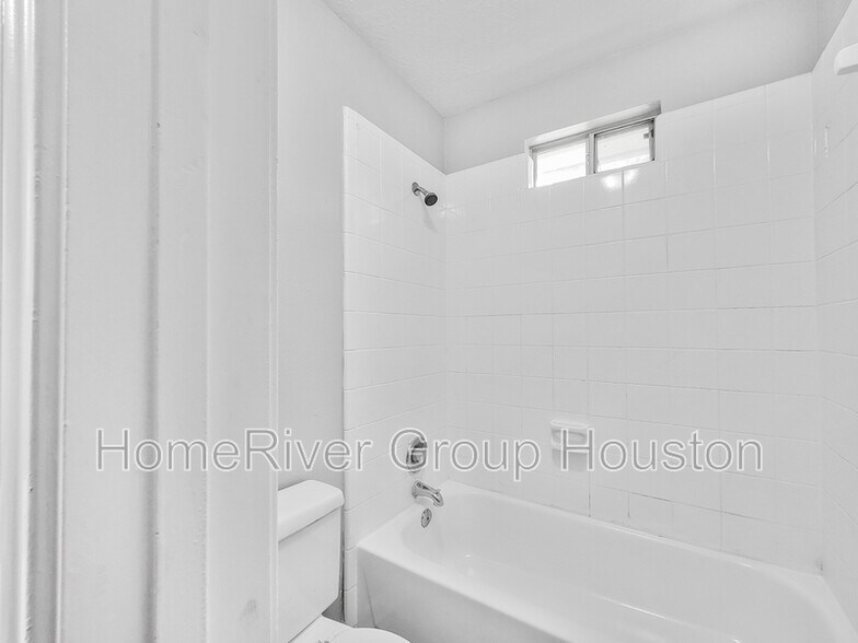 Building Photo - 11930 Cottonwood Ln