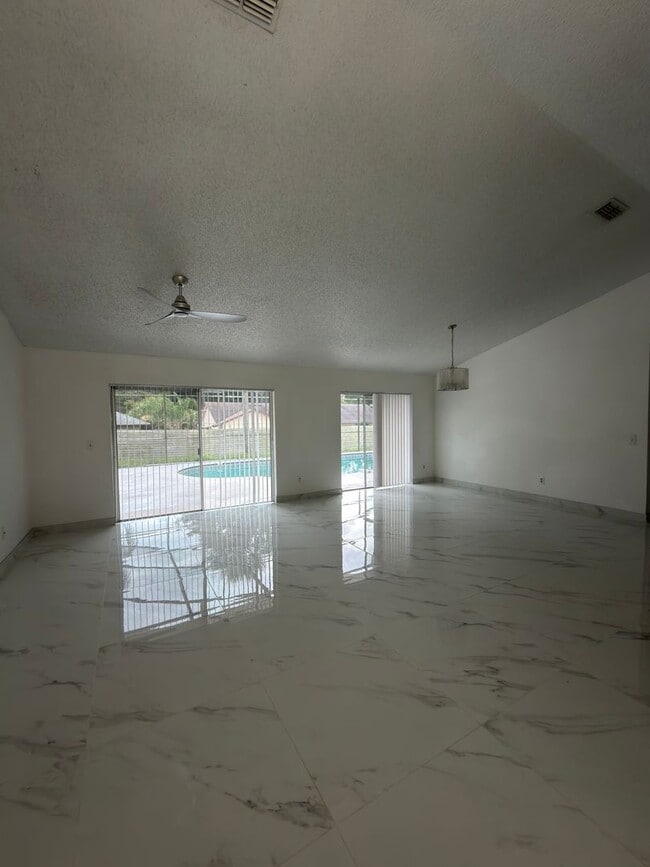 Building Photo - 9142 Sabal Palm Cir