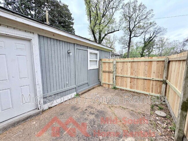 Building Photo - 642 Safari Dr