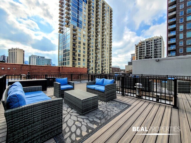 Building Photo - 1220 N La Salle Dr