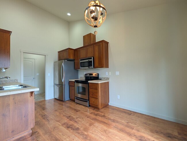 Building Photo - Great 3bed/2 bath home with solid surface flooring!