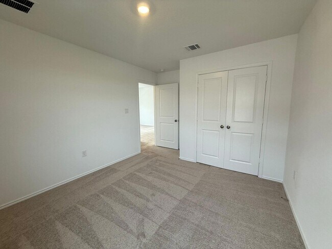 Building Photo - 519 Vantage Dr