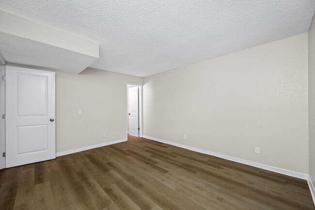Building Photo - Newly Renovated 2 Bed-2 Bath Apartment wit...