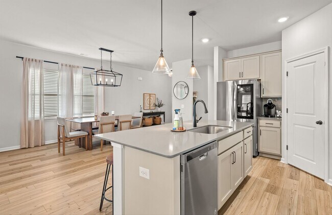 Building Photo - Modern Moncks Corner Home!