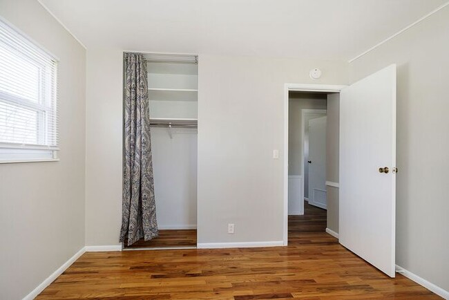 Building Photo - 3 Bedroom Home With Spacious Fenced Yard i...