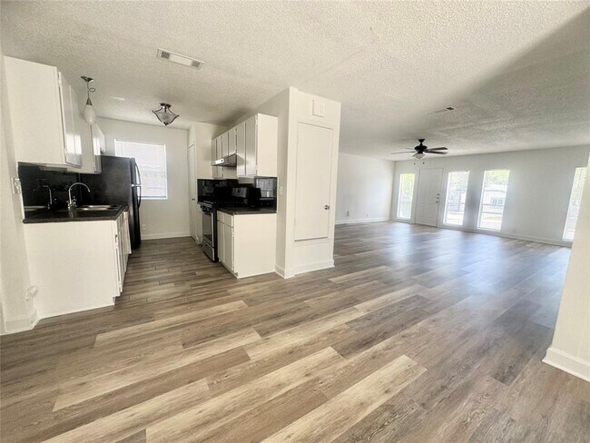 Building Photo - 6900 Trendal Ln