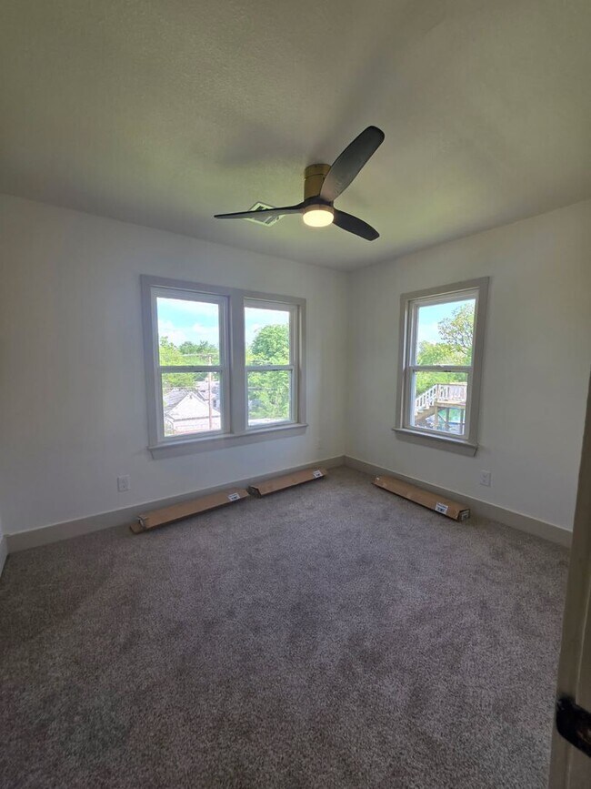 Building Photo - Gorgeous 3 bedroom 1 bath Duplex on street level (separate studio located below).