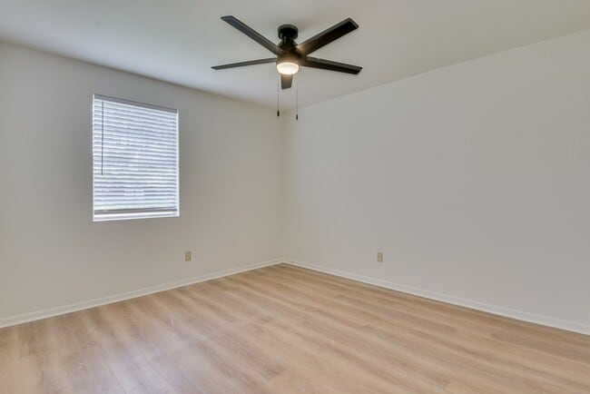 Building Photo - 4315 Parkwood Dr