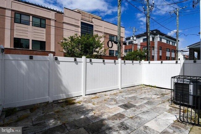 Building Photo - 901 Lawrence St NE