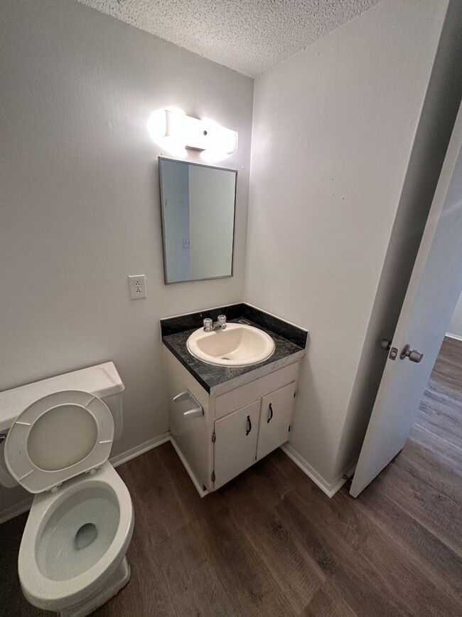 Building Photo - Freshly Renovated - 2 Bedroom | Pet Friendly