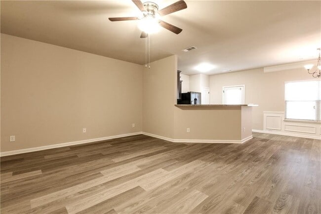 Building Photo - 606 Oakside Pl