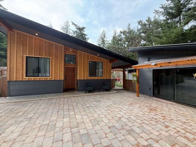 Building Photo - Furnished Modern Home for Rent – 2 Bedroom...