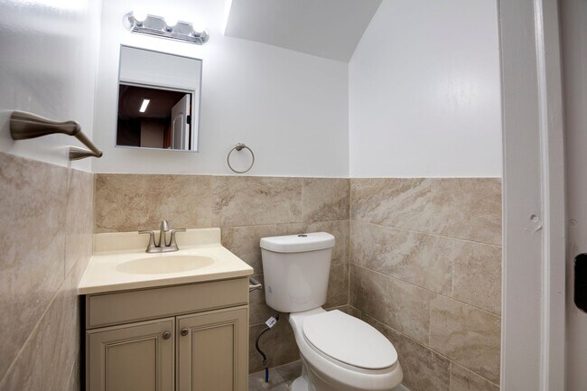 Building Photo - ???Newly Renovated MODERN 3BR and 1.5Bath ...