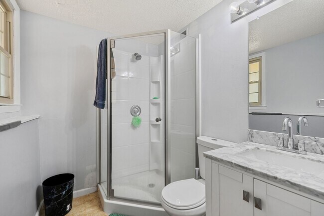 Building Photo - Large Home on Almost 2 Acres!