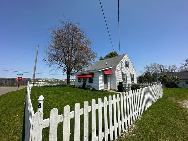 Building Photo - Charming Cape Cod Near Airport with Modern...