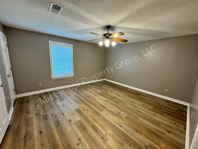 Building Photo - 402 Saddle Creek Dr