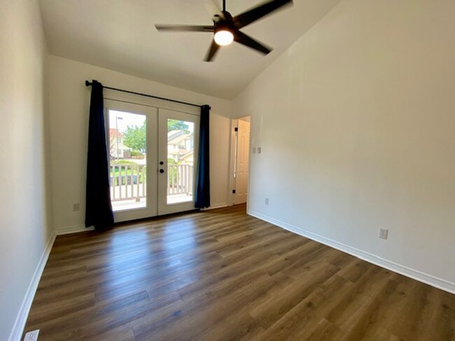 Building Photo - 2 Bedroom 2.5 Bath Condo in Ellerbe Woods!